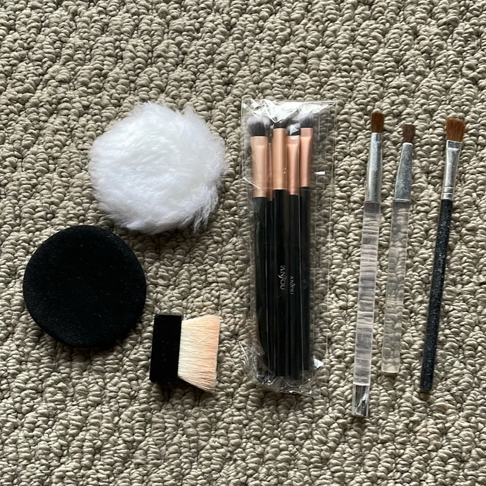 Bundle of 11 Different Eyeshadow Palette Makeup Brushes & Powder Brushes